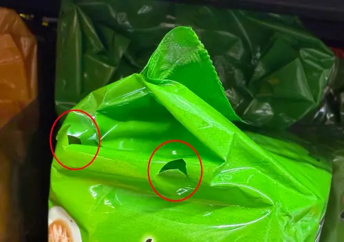 ▲袋裝泡麵如果外袋沒有留孔排氣，箱子在疊放和運輸過程中，空氣受擠壓容易讓包裝袋直接破裂，打洞能讓空氣順利流通，保持包裝完整。（圖／記者陳雅雲攝）
