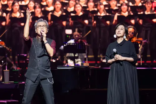 ▲羅大佑（左）邀請金曲音樂人黃韻玲（右）擔任嘉賓，並合唱演繹2025年發表的作品〈望青春風〉。（圖／媒體棧X大右音樂X超級圓頂提供）