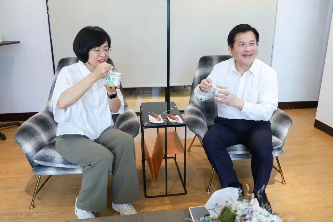 ▲蘇巧慧拜會林佳龍，林佳龍特別準備知名小吃油庫口麵線。（圖／翻攝自蘇巧慧臉書）