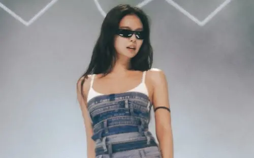 Jennie日本音樂節開唱走光？白背心移位驚見黑影　疑露點畫面瘋傳