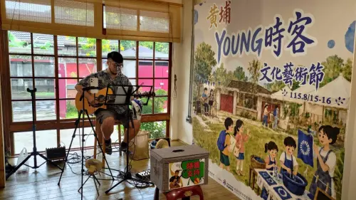▲首日邀請「路邊食薏仁」帶來吉他彈唱，國語、臺語及客語歌曲輪番登場。（圖／高市府客委會提供）