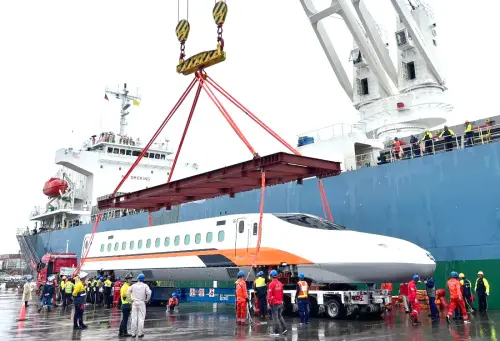 軌道運輸發展新篇章！台灣高鐵採購首組N700ST新世代列車抵高雄港