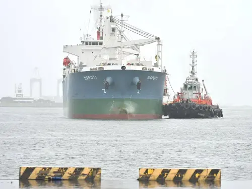 ▲台灣高鐵公司向日本採購的首組N700ST新世代列車，由貨輪運抵高雄港。(圖／高雄港務分公司提供)