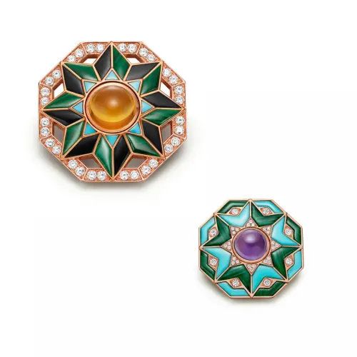 ▲BVLGARI Eclettica系列，左起：Cosmati Kaleidoscope頂級玫瑰金彩寶與鑽石胸針、Cosmati Kaleidoscope頂級玫瑰金彩寶與鑽石胸針。（圖／BVLGARI提供）