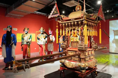 東港王船文化館《天寶》頂中街百年神轎首度入館展出