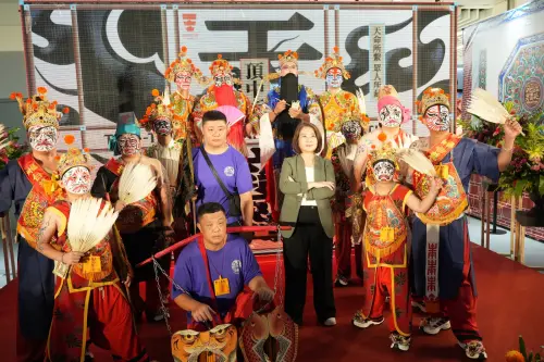 ▲周春米出席王船文化館《天寶》特展開幕，與地方角頭代表及貴賓共同見證頂中街百年神轎首度入館展出。（圖／屏東縣府提供）