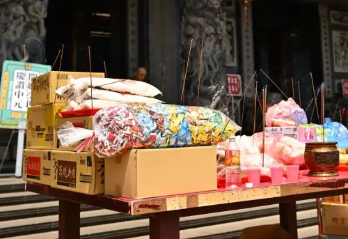 ▲中元普渡供品選擇多樣，除了零食餅乾、飲料以外，其中「泡麵」可說是年年拜拜必備普渡供品。（圖／松柏嶺受天宮臉書）