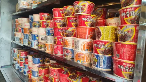 ▲泡麵、餅乾等商品由於容易準備、保存方便，加上拜完後也能使用，成為現代普渡供品首選。（圖／中寮石龍宮 - 泡麵土地公臉書）