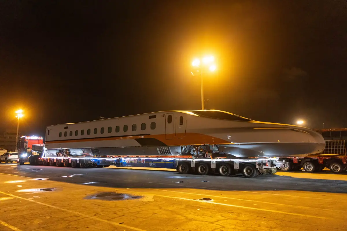 ▲高鐵新車N700ST首組正是抵台，並於今（16）日深夜運送，不少人熬夜近距離搶看新車，車頭在路上跑情景太特別，讓民眾興奮直喊「第一次看到！」（圖／台灣高鐵臉書）
