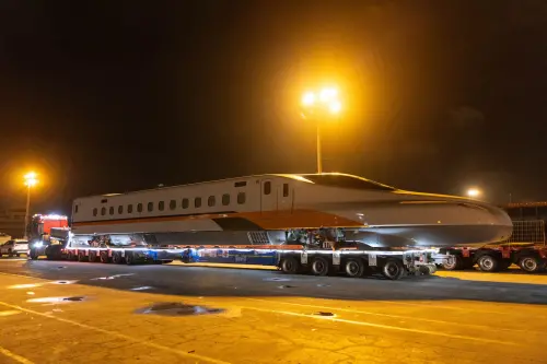 高鐵新車N700ST深夜運送！車頭在路上跑　眾人搶拍：活20年沒看過