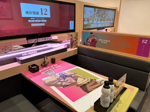 ▲壽司郎與JOJO聯名主題店，除了門口佈景擺上JOJO立牌和背板，店內座位區隔板、桌面也都貼上JOJO內的角色。（圖／記者張志浩攝）