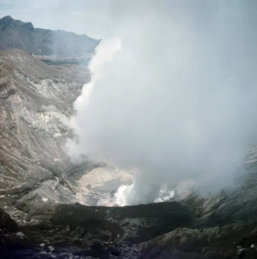 噴發警戒等級4年半最高！台人直升機殘骸、遺體恐永埋阿蘇火山