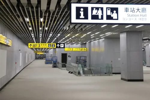 ▲台南市長黃偉哲今前往台南車站地下化工程現場視察，了解地下車站下沉廣場、穿堂及旅客服務設施進度，台南車站預計9月初舉行揭牌儀式。(圖／南市府提供) 