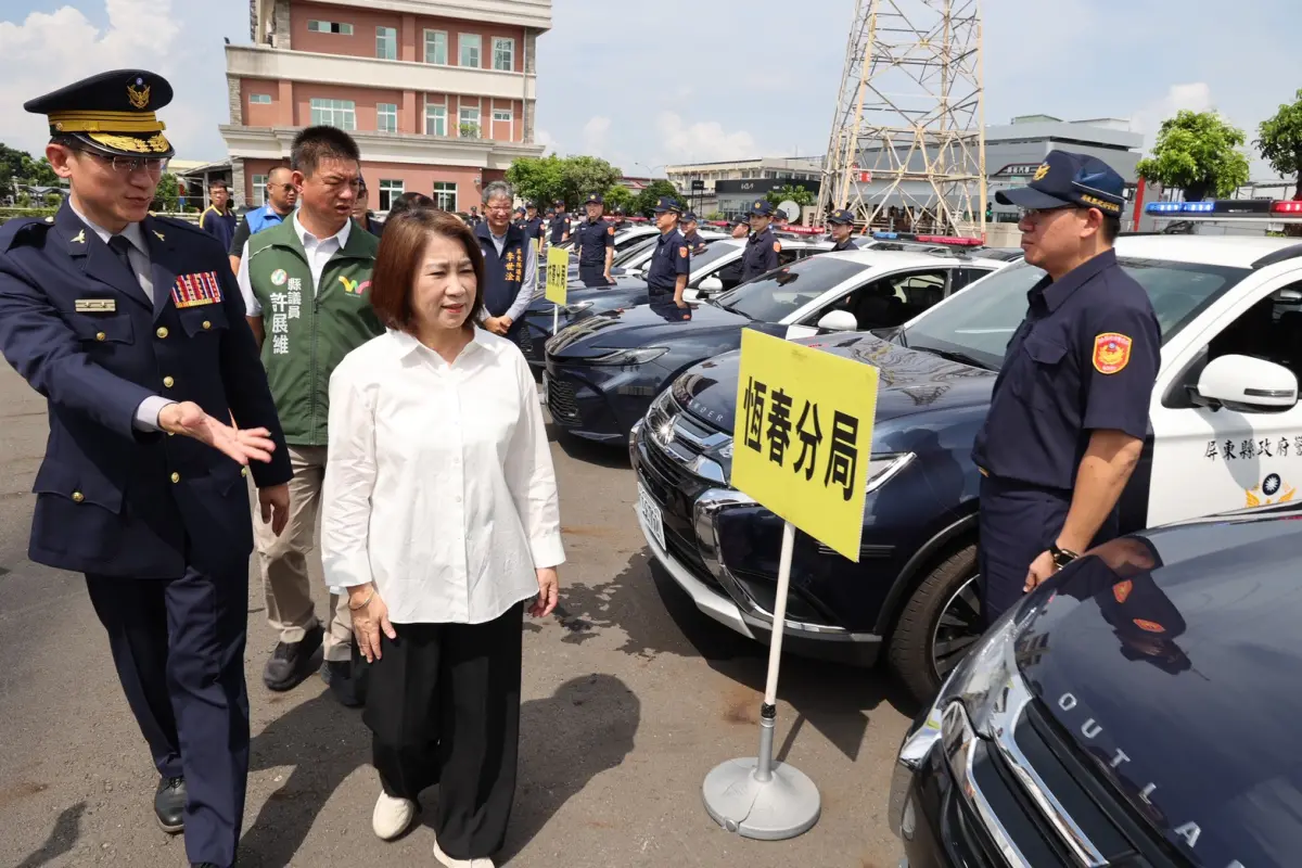 ▲115年度新購警用車輛裝備授車典禮，縣長周春米與警察局長甘炎民共同校閱新式警用車。（圖／縣警局提供）