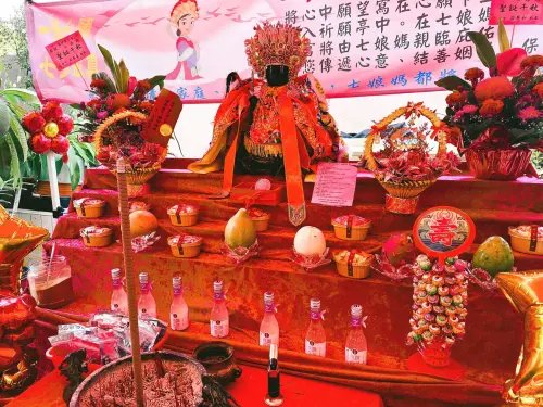 ▲七夕同時也是「乞巧節」民間會在這天祭拜七娘媽即為織女，祈求好姻緣與好人緣。（圖／義妙聖仙宮七娘媽臉書）