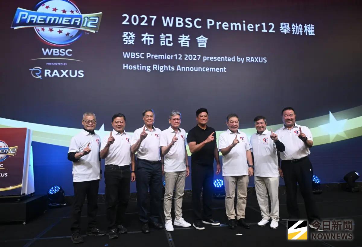 ▲台灣取得2027年世界12強「預賽A組」、「複賽第1組」舉辦權，目前2028年洛杉磯奧運，棒協理事長辜仲諒與1984年奧運老國手們一同出席記者會。（圖／林調遜攝,2026.8.17）
