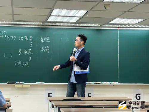 ▲得勝者文教升學顧問陳佑榮指出，透過北醫、高醫的牙醫系及醫學系排序可看出，牙醫系喜好度會比醫學系優先一些。（圖／記者張乃文攝）