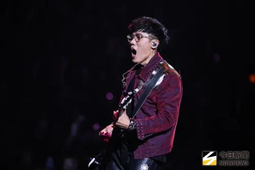 ▲八三夭首場演出時舞台設備突跳電10秒，吉他手劉逼（如圖）彈到一半瞬間變成「空氣吉他」。（圖／記者朱永強攝影）