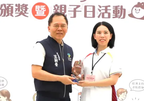 ▲台灣港務公司獲前瞻及創意作為單項績優事業組獎項，由台北市政府勞動局局長王秋冬(左)頒獎，由台灣港務公司人力資源處資深處長何怡萱(右)代表受獎。(圖／台灣港務公司提供)