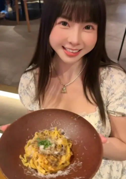 ▲蕭伊說胎尼（如圖）還拍了一張女友視角的Joeman吃飯照存在聊天室相簿，互動很曖昧。（圖／翻攝自IG@tiny_219__）