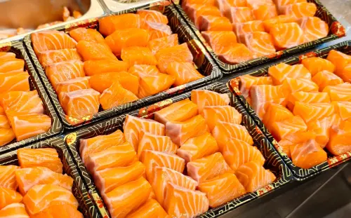 ▲鮨跡日本料理推出宵夜時段優惠，鮭魚生魚片20片280元。（圖／翻攝Threads,hi_binghong）