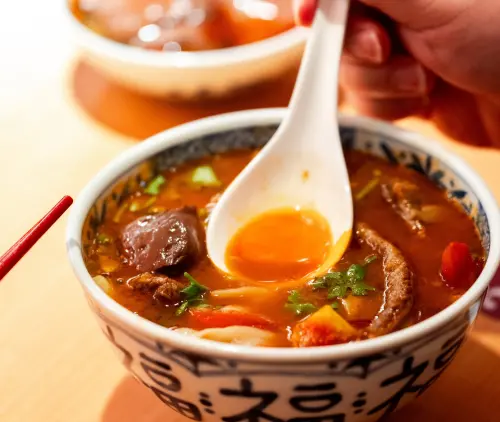 ▲宵夜牛肉麵大王的牛肉麵號稱費時24小時慢火熬煮。（圖／翻攝宵夜牛肉麵大王臉書）