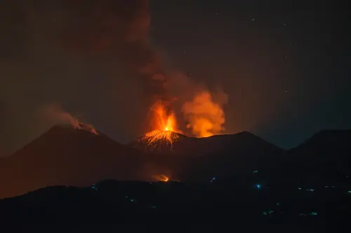 美國男攀歐洲「最活躍火山」遭雷擊身亡！官員曝雷擊比噴發更致命