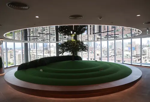 ▲位於8樓的「Tea-Garden」打造開放式景觀休憩區，大片落地窗提供開闊城市視野。（圖／記者葉政勳攝）