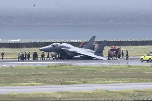 影／日本F-15迫降那霸機場！左翼「貼地狂磨」竄煙　跑道暫時封閉