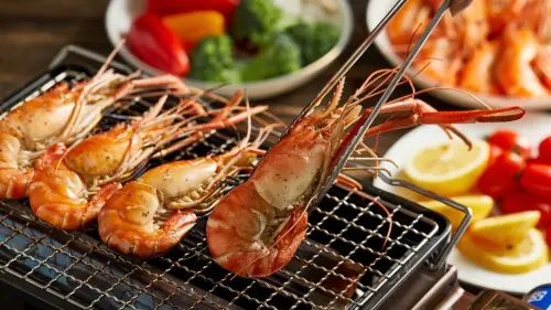 ▲段泰國蝦的蝦品肉質緊實、頭胸部帶有濃郁蝦膏，且老饕大蝦咀嚼時Q彈有勁。（圖／翻攝畫面）
