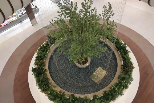 ▲全台首創的「香水噴泉」，巨型藝術裝置挑高超過8米，結合實景流水打造視覺焦點。（圖／記者葉政勳攝）