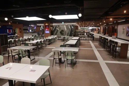▲吃貨則不能錯過B2「莫內花園」美食樓層，占地近3000坪，集結超市、熟食、美食街、特色餐廳、名店及伴手禮等超過80個品牌，打造大型美食聚落。（圖／記者葉政勳攝）