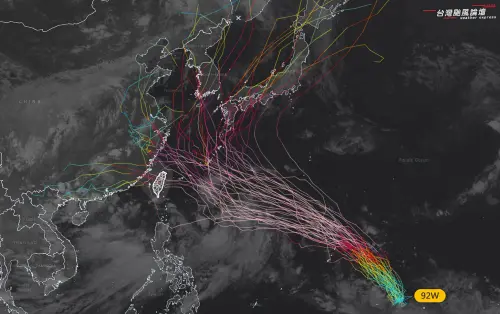 ▲熱帶擾動未來幾天會逐漸整合、增強，有機會成為颱風，路徑不確定性仍大。（圖／「台灣颱風論壇｜天氣特急」臉書）