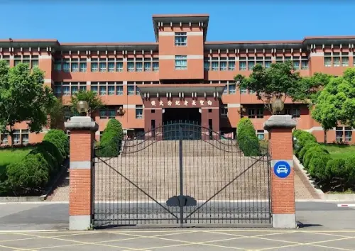 ▲玄奘大學成為115年招生相對「最冷門大學」，校方表示該校招生人數已經突破8成，且在進修和研究學制上，大學部二年制在職專班及博士班皆達成100%滿招，碩士班報到率也破97%。（圖/Google評價）