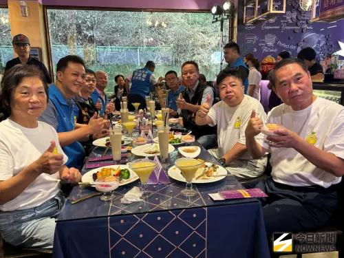 ▲游國誠廚王將尊梨的清甜、果香與爽脆口感融入肉類及海鮮料理，縣長鍾東錦等多人現場品嚐，紛紛稱讚。（圖／記者金武鳳攝，2026.8.18)