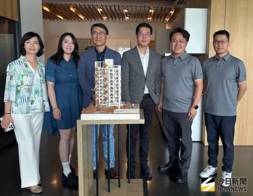 ▲開富力建設執行總經理龔瑞琦建築師（左三）, 率團隊於「恬恬所在」建築模型前分享建築人思維理念。（圖／記者金武鳳攝，2026.8.18)