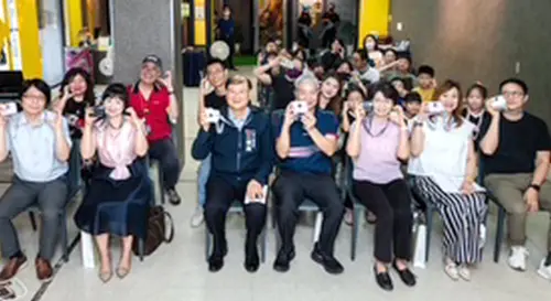 ▲高雄市政府勞工局舉辦《喀嚓、喀嚓！定格120公分─小小攝影師的港都勞動萬花筒》特展，由勞工局局長江健興(前排左3)主持。(圖／高雄市政府勞工局提供)