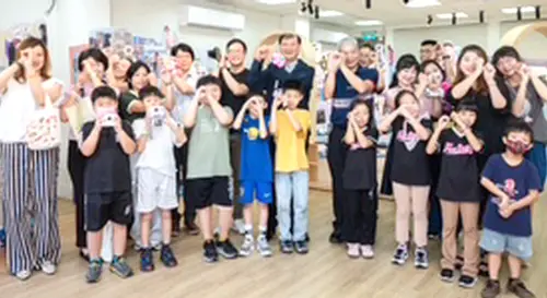 ▲高雄市政府勞工局舉辦《喀嚓、喀嚓！定格120公分─小小攝影師的港都勞動萬花筒》特展，參加展出的小小攝影師與會。(圖／高雄市政府勞工局提供)