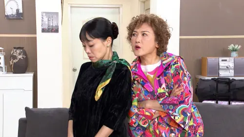 ▲姚黛瑋（右）捲捲頭獲得好評。（圖／民視提供）