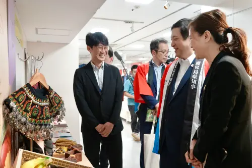 ▲鹿兒島縣知事塩田康一現身屏東攤位，與縣府代表團相見歡，共同推廣台日城市交流。（圖／屏東縣府提供）