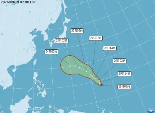 ▲吳德榮表示，熱帶低壓在關島東南方海面、逐漸增強，今晚或明晨發展成颱機率高，未來5天大致向西北方、朝琉球方向前進。（圖／中央氣象署cwa.gov.tw）