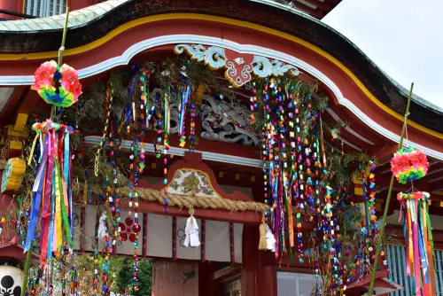 ▲日本七夕稱為「たなばた（Tanabata）」，民眾習慣在國曆 7 月 7 日將寫有願望的彩色紙條（短冊）懸掛於竹枝上祈福。（示意圖／取自photoAC）