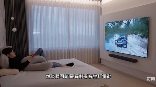 ▲專家指出，主管機關稽查時，現場是否有床鋪與生活配備是認定居住事實的關鍵；影片中於臥室躺床打電動的畫面，如今恐成為違規的鐵證。（圖／翻攝自 Joeman YouTube 頻道）