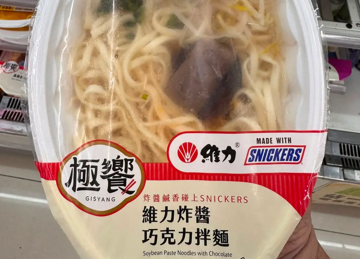 ▲7-11「維力炸醬巧克力拌麵」開賣即爆紅，不少民眾搶買試吃，曝光口感意外驚人，更稱讚「這次很強！」（圖／全家便利商店 / 7-11 超商新品&好物分享區）
