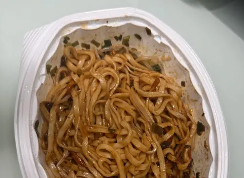 ▲麵體與醬料攪拌均勻後，原本以為一入口會帶有濃厚巧克力味，但最先感受到的其實是炸醬香氣，後來才會有甜味跑出。（圖／翻攝Threads）