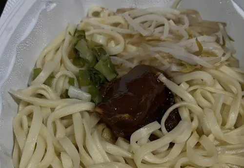 ▲在碗中除了能看到一大坨巧克力外，旁邊還有豆芽菜、青蔥等配料。（圖／翻攝Threads）