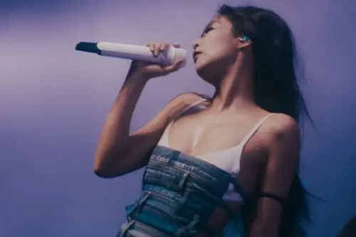 ▲Jennie表演的衣服太過低胸，導致她一跳舞就快要走光。（圖／Jennie IG@jennierubyjane）