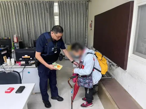 ▲70歲陳姓老農婦日前從南投到臺中探望孫女，卻因未事先約定而撲空，又錯過返家的末班車，只好在凌晨2點多向警方求助。員警得知情況後，先帶她回派出所暫時休息，待天亮後再陪同前往搭車返家。(圖/記者鄧力軍翻攝)
