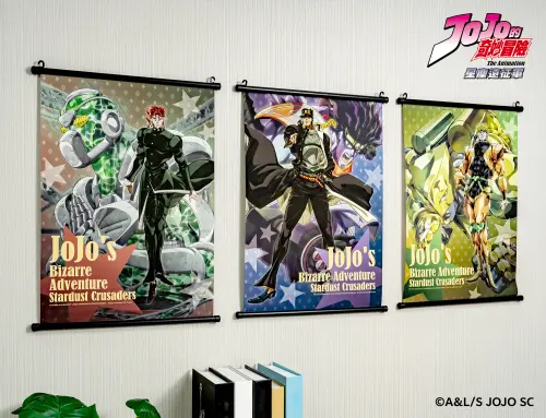 ▲《JOJO的奇妙冒險 星塵遠征軍》推出3款角色掛軸，收錄花京院典明、空條承太郎與DIO等人氣角色及替身。（圖／JOJO快閃店提供）