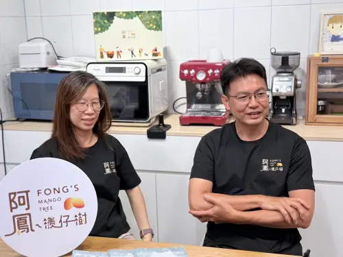▲阿鳳ㄟ檨仔樹夫妻許敬恭（右）與陳芸葳（左），攜手返鄉接手家族芒果園，共同經營品牌。（圖／業者提供）